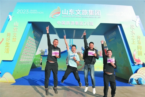 在泉城广场马博会现场,参赛选手在拍照打卡